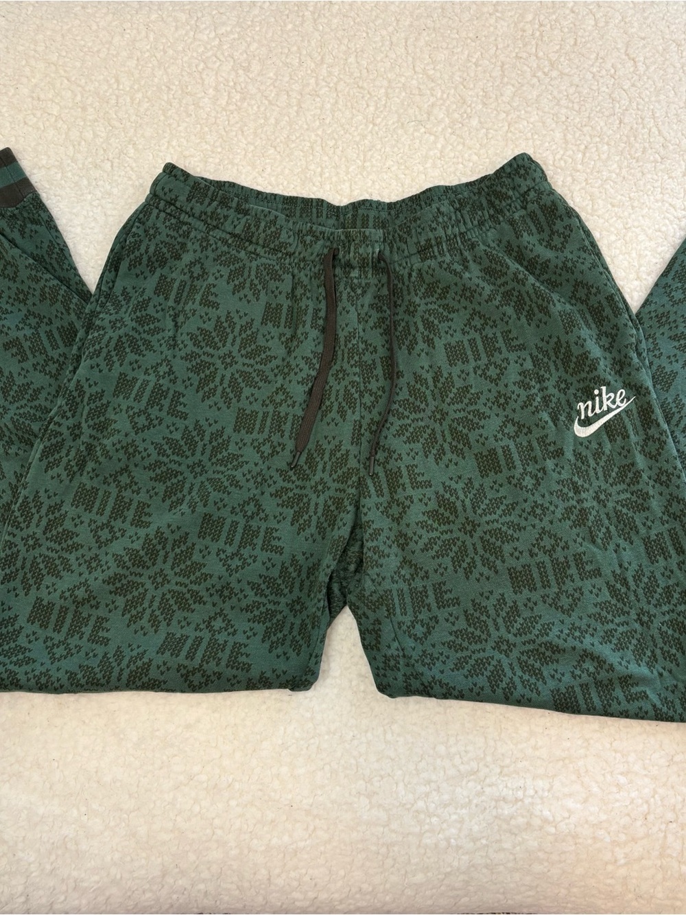 Nike Sportswear Women Green Club Fleece Essential Holiday Jogger Pants